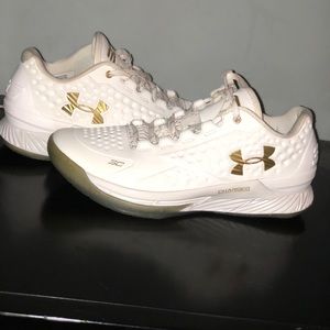 Curry low friends and family basketball shoes